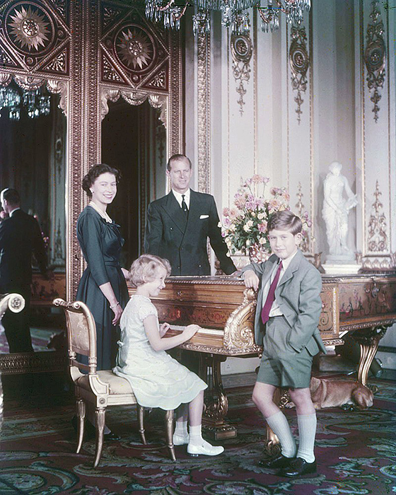 Королева Елизавета II, герцог Эдинбургский Филипп, принц Чарльз и принцесса Анна в октябре 1957 года.
