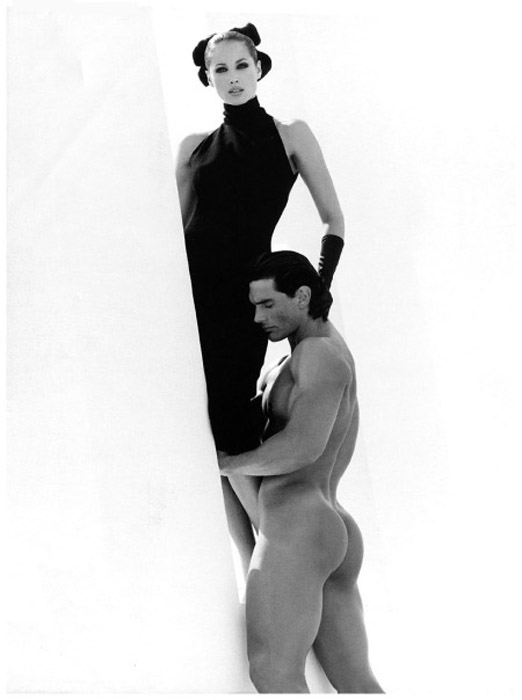 Кристи Терлингтон для итальянского Vogue в платье от Valentino.  Фото: Herb Ritts.