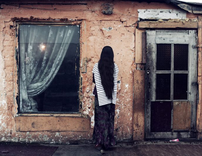 Вроцлав 10 марта 2013. Польская цыганка по имени Каролина. Каролина сбежала от своих родителей, живущих на другом конце страны, потому что влюбилась в Алекса, живущего в трущобах. Фото: Adam Lach.