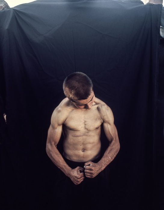 Мальчик показывает свои мускулы. Фото: Adam Lach.