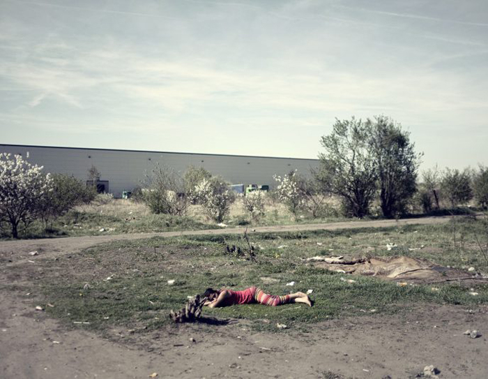 Цыганка заснула прямо на земле. Фото: Adam Lach.