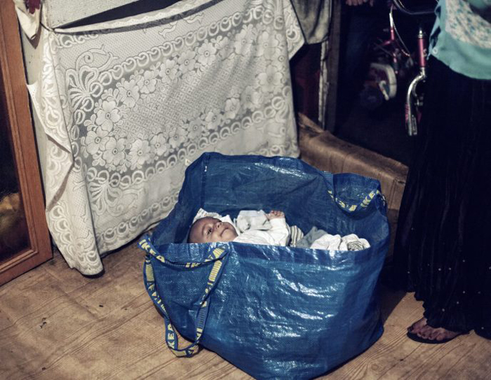 Ребенок в сумке от IKEA. Фото: Adam Lach.