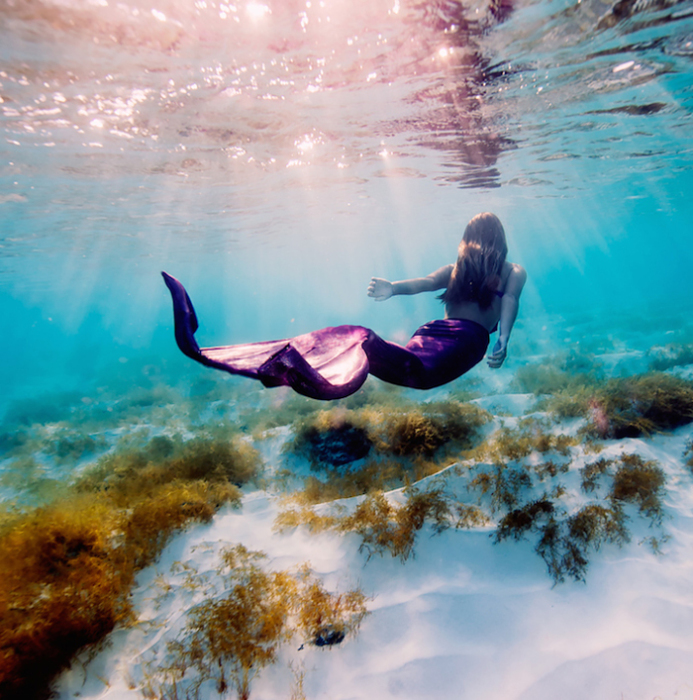Саша Калис чувствует себя под водой невероятно естественно.
