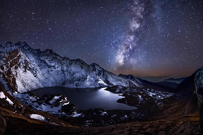 Высокогорное озеро Госаикунда, Гималайские горы, Непал, снятое с высоты 4400 м, вместе с Млечным путем в ночном небе. Фото: Евгений Самученко.
