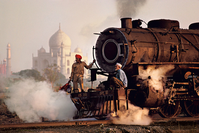 Рабочие на парвом локомотиве, Индия, 1983г.