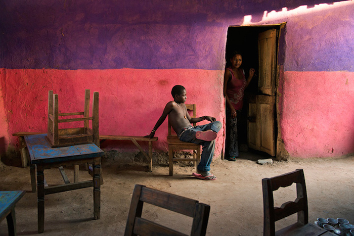 Мальчик сидит на стуле, долина Омо, Эфиопия, 2013г.