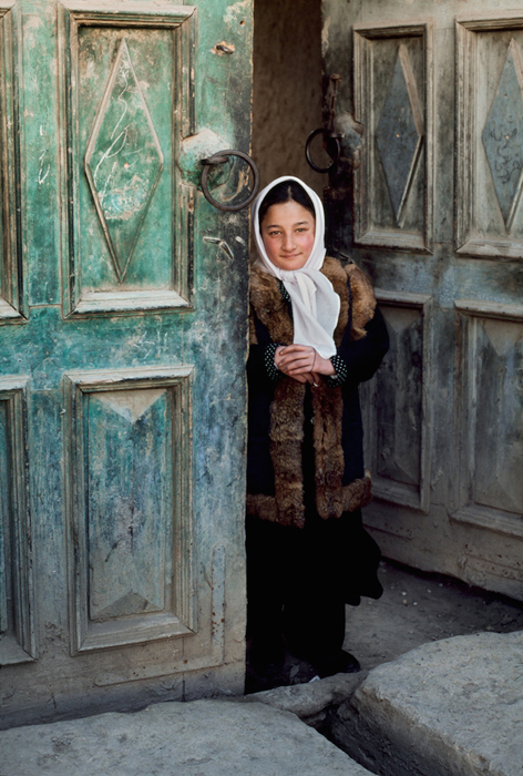 Девушка в дверях, Афганистан, 2003г.