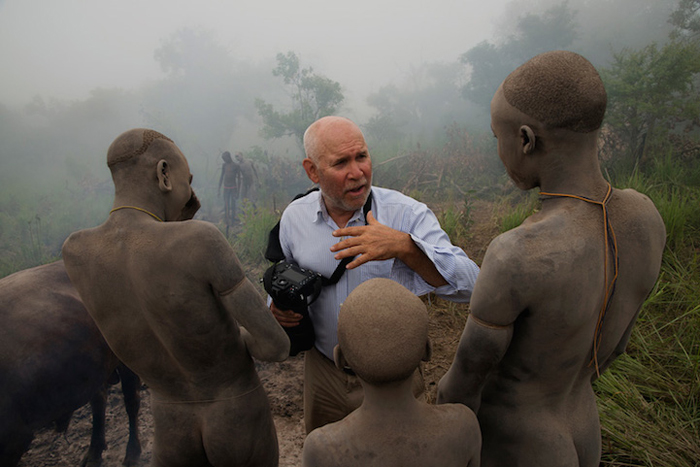 Steve McCurry разговаривает с мужчинами из племени Сума, долина Омо, Эфиопия, 2012г.