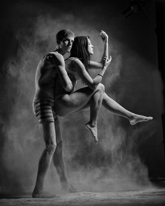 Черно-белая серия фотографий Суркова полна страсти и движений