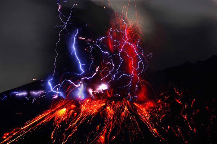 Извержение вулкана Сакураздима в объективе Такехито Миятаке.