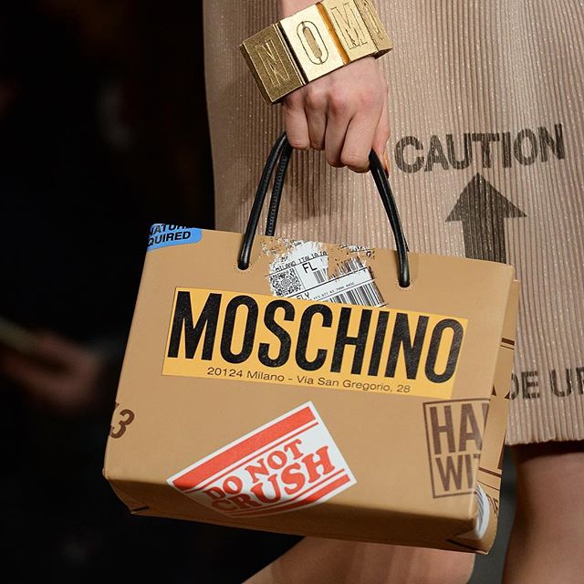 Элегантная сумочка от Moschino. Фото: Yannis Vlamos.