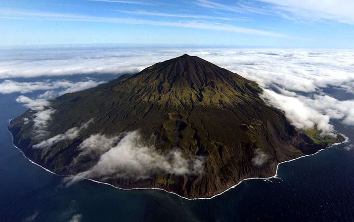 Большая часть острова представляет собой вулкан.