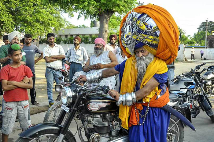 Автар Сингх перемещается по городу на своем мотоцикле.