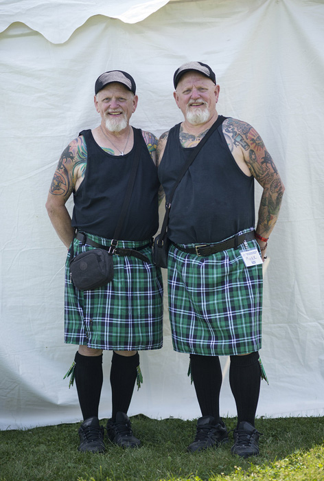Майк и Марк Смит оделись в шотландском стиле.