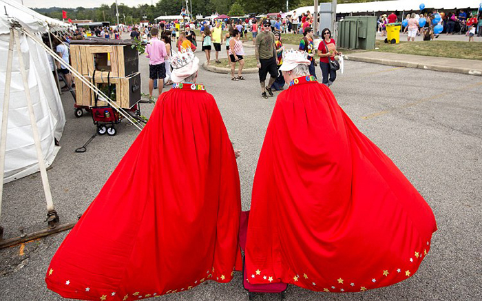 Сёстры Кэт и Маргарет Кинг решили одеться в костюмы, соответствующие их фамилии.  Автор фото: Alex Slitz.