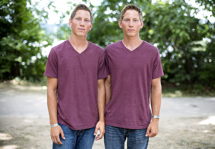 Джереми и Джонатан Троер в одинаковой одежде.  Автор фото: Alex Slitz.