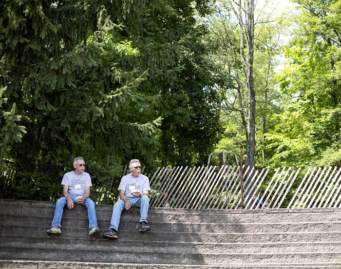 Джим и Джон Мазуркевич перекусывают в тени от старой ели.  Автор фото: Alex Slitz.