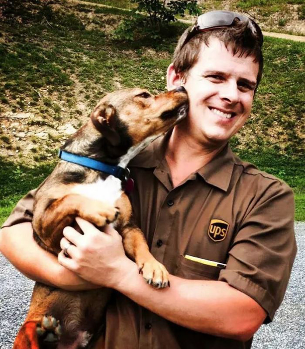 Шон МакКаррен, почтальон, начавший группу, в которой почтальоны выкладывают свои встречи с собаками.