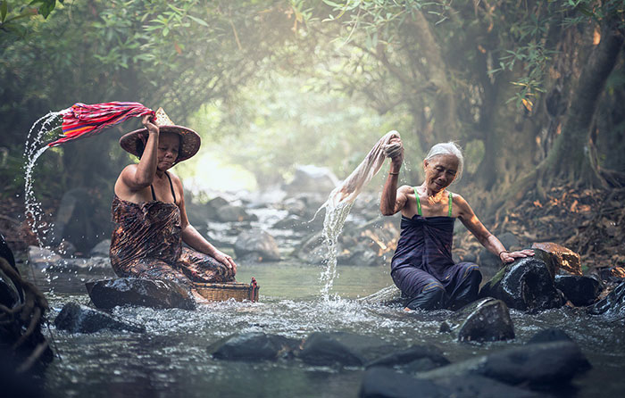 Женщины стирают белье в реке картины