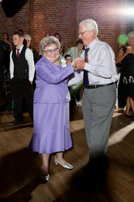 Долорес и Трент Винстед танцуют на одной из недавних свадеб, куда они были приглашены.