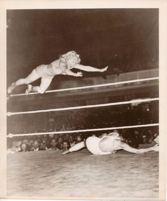 Черно-белые фотографии женских боев на ринге.