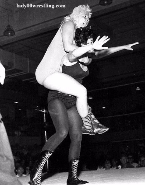 Одним из первых успешных шоу женского реслинга на телевидении было Gorgeous Ladies of Wrestling.