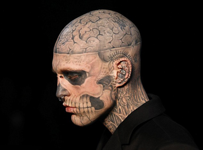 Шок: парень-фрик впервые видит себя без татуировок на лице и теле