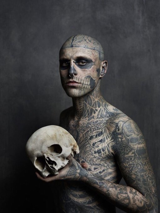 Человек весь в татуировках и пирсинге (58 фото)