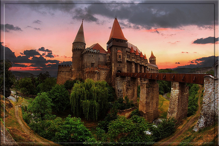 В средневековых замках было множество скрытых ходов.