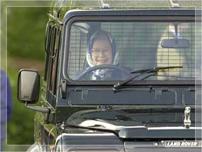 Елизавета II за рулём своего Land Rover.