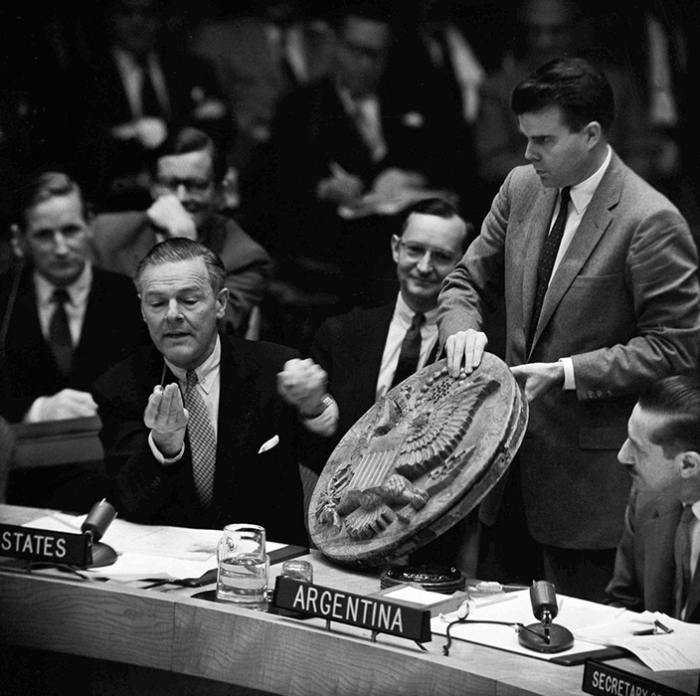 Генри Кэбот Лодж демонстрирует «Вещь» в Организации Объединённых Наций 26 мая 1960 года. 