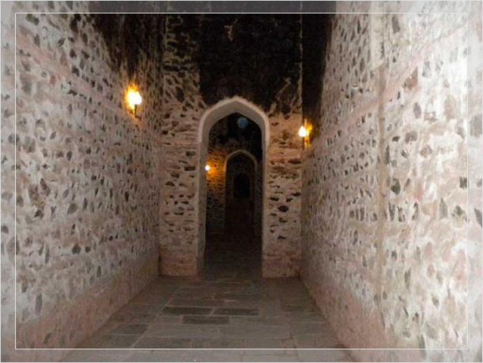 Внутри туннеля форта Амбер.