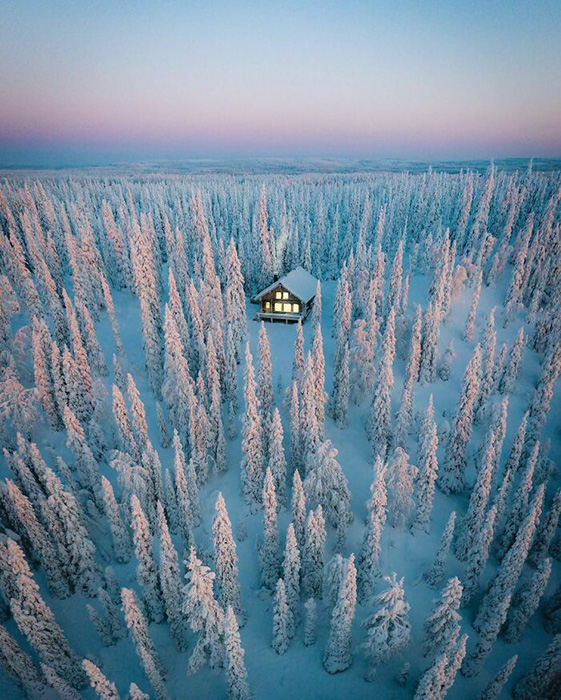 Уютный зимний домик в Финляндии.