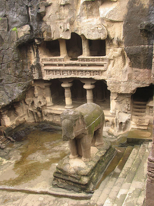 В пещерах Эллора всего 32 храма.