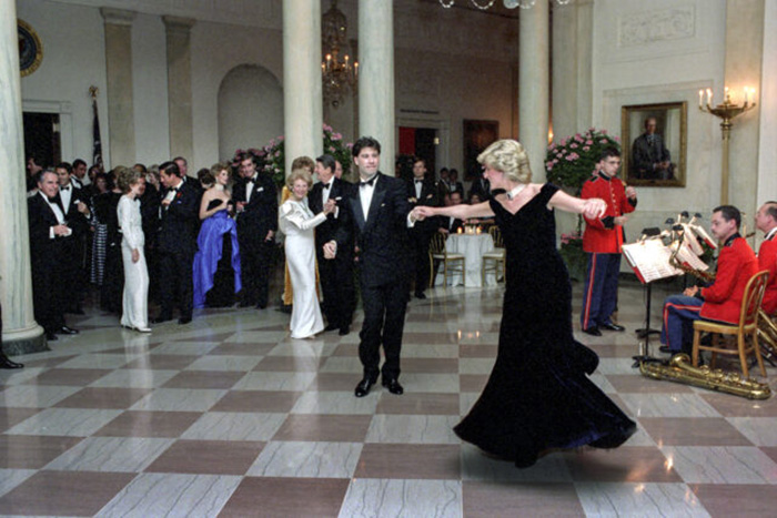 Культовая фотография, где Джон Траволта и принцесса Диана танцуют. / Фото: Getty Images