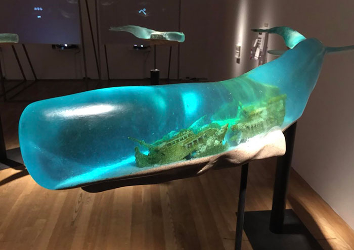 Скульптура кита в музее.