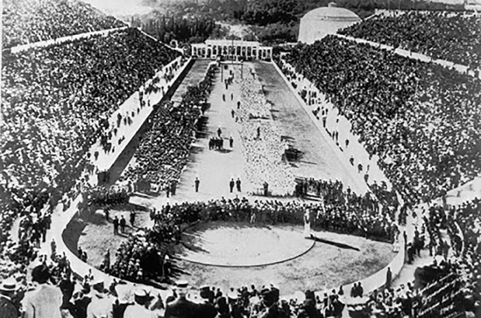 Первые современные Олимпийские игры состоялись в Афинах в 1896 году; было разыграно 43 комплекта медалей в 9 видах спорта.