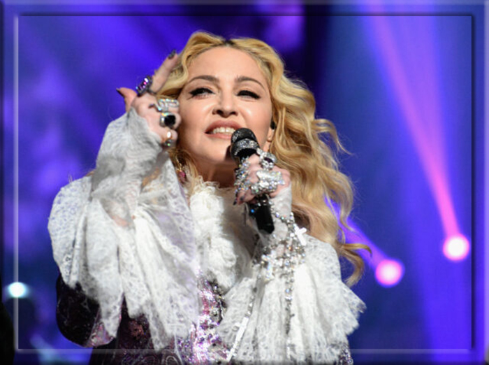 Мадонна отдаёт дань уважения Принсу на церемонии вручения наград Billboard Music Awards 2016.