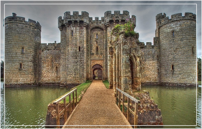 В каждом средневековом замке обязательно было несколько ложных входов.