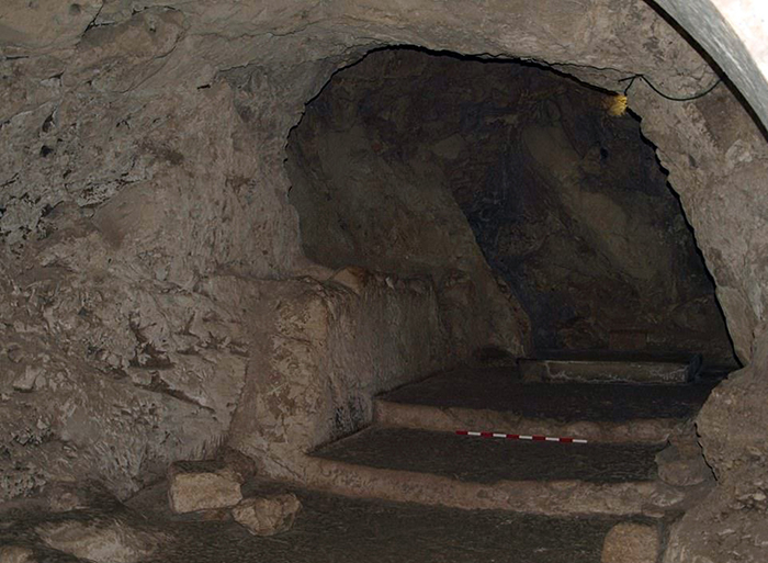 Возможно, в 4 веке, на холме была построена пещерная церковь. 