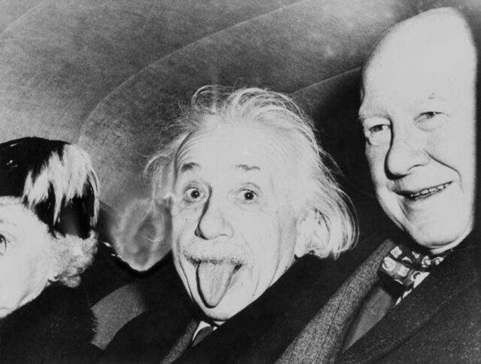 Знаменитая фотография Альберта Эйнштейна с высунутым языком. / Фото: Getty Images