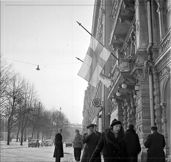 Государственный флаг развевается в Хельсинки приспущенным, в знак траура по временному миру.