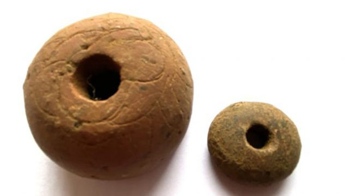 Археологи также обнаружили артефакты повседневной жизни, в том числе несколько веретён, сделанных из песчаника, которые использовались для прядения волокон в нити или шпагат.