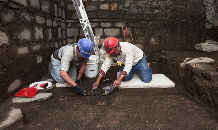 При реконструкции исторического здания, рабочие наткнулись на необычные базальтовые плиты.