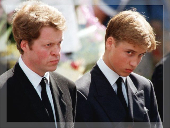 Принц Уильям (справа) и граф Спенсер (слева) ждут перед Вестминстерским аббатством в Лондоне, чтобы присутствовать на похоронах Дианы.