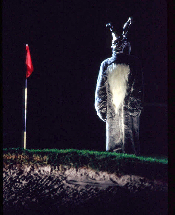 В фильме «Донни Дарко» используется образ кролика, вызывающий страх и смерть. / Фото: atlasobscura.com