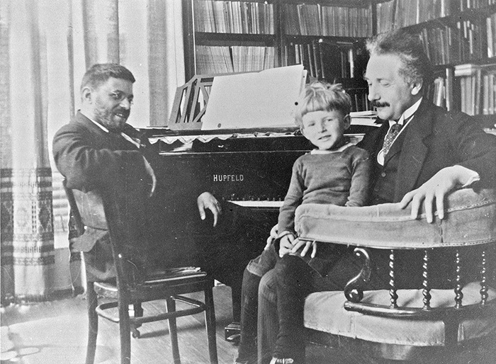 Утончённый и талантливый Эдуард Эйнштейн с отцом и учителем.