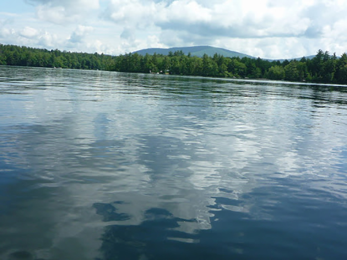 Большой камень озера. Озеро Уиннипесоки. Каменное озеро Нижегородская область. Камень Уиннипесоки. Таинственный камень у озера.