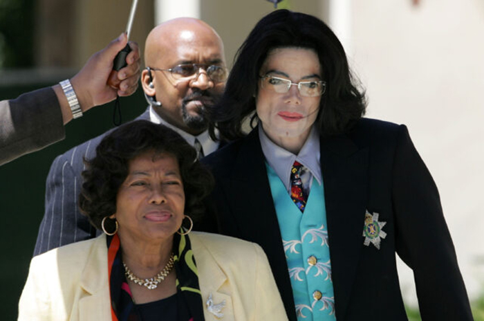 Майкл Джексон со своей матерью Кэтрин Джексон, 21 апреля 2005 года, Санта-Мария, Калифорния. / Фото: Getty Images