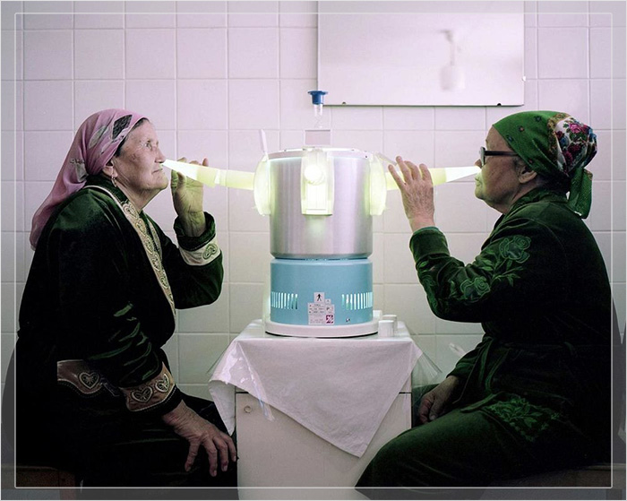 Отдыхающие в санатории «Аврора» в Кыргызстане проходят курс лечения с использованием стерилизационных ламп, излучающих ультрафиолет, для уничтожения бактерий, вирусов и грибков. Фото из книги «Отдых в советских санаториях».